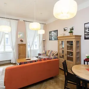 centre-apartment-reznicka.praguehotelsweb.com/